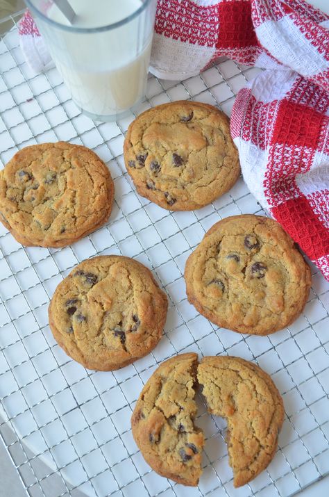 How to Store Cookies Properly So They Last Longer How To Store Cookies To Stay Fresh, Small Batch Chocolate Chip Cookies, Store Cookies, Crazy Making, Crispy Chocolate Chip Cookies, French Cookies, Cookie Crisp, Healthy Cookie, Cookie Container