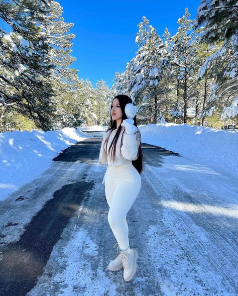 Winter Inspo Outfits, Snow Outfits For Women, Snow Fits, Professional Model, Latina Fashion Outfits, Looks Country, Winter Fashion Outfits Casual, Snow Outfit, Foto Tips