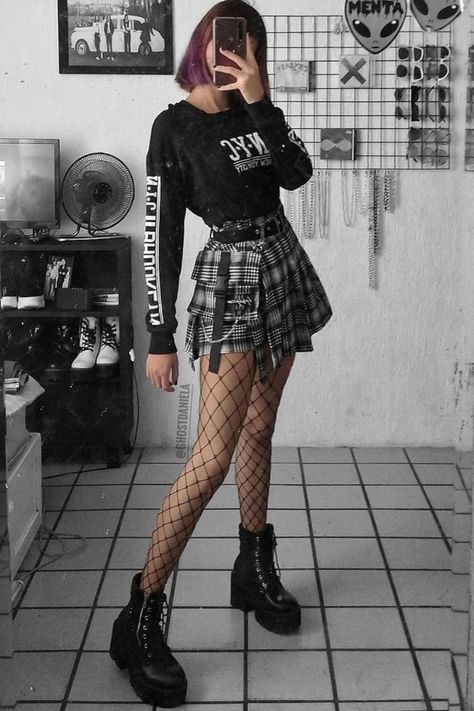 E-girl Fashion, Fishnet Shirt Outfit, Alternative Shirts, Egirl Aesthetic Outfits, Punk Female, E Girl Style, E Girl Clothes, Alternative Girl, Gothic Mode