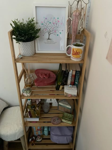 Wooden Shelf Aesthetic, Cubby Storage Ideas Bedroom Aesthetic, Beachy Bookshelf, Cute Shelf Ideas, Small Shelf Decor, Drawer Decor, Small Bedroom Storage, Room Organisation, College Apartment Decor