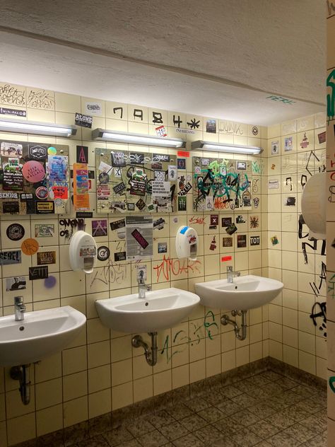 Men’s Public Bathroom, Toilet Aesthetic Grunge, Highschool Bathroom Graffiti, Bathroom Ideas Grunge, Cool Public Bathrooms, Public Restroom Aesthetic, Cool Bar Bathrooms, Aesthetic Public Bathroom, Bathroom Stall Aesthetic