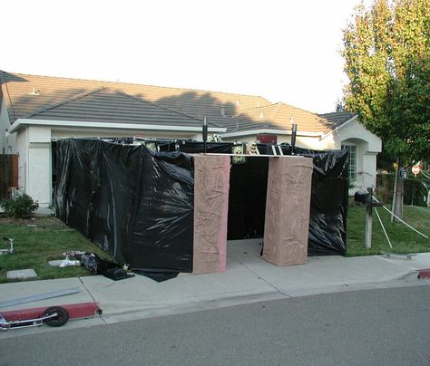 Garage Haunted House, Halloween Neighborhood, Haunted Garage, Haunted Garden, Halloween Garage, Halloween Maze, Haunted House Diy, Alien Halloween, Haunted House Ideas