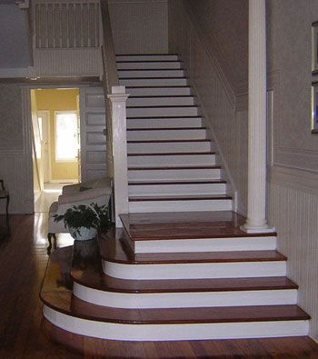 Staircase With Curved Bottom Step, Stairs Landing Design, Wood Stair Treads, Staircase Landing, Small Floor Plans, Traditional Staircase, Stair Landing, Stairway Design, Steps Design