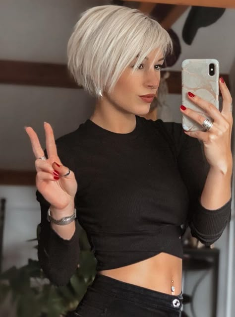 Κούρεμα Bob, Short White Hair, Short Haircut Styles, Edgy Short Hair, Bob Hairstyles For Fine Hair, Short Bob Haircuts, Planting Roses, Metal Hair, Short Hair Haircuts