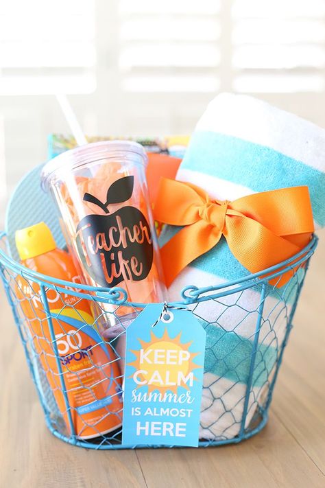 Teacher Appreciation Gift Baskets, Calm Summer, Appreciation Gifts Diy, Teacher Gift Baskets, Relaxing Summer, Teacher Appreciation Gifts Diy, Cute Teacher Gifts, Teachers Diy, Presents For Teachers