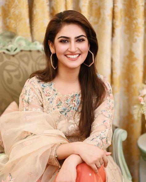 Hiba Bukhari Pics, Hiba Qadir, Hiba Bukhari, Pakistani Songs, Girl Smile, Kids Designer Dresses, Simple Pakistani Dresses, Beautiful Muslim Women, Pakistani Actress