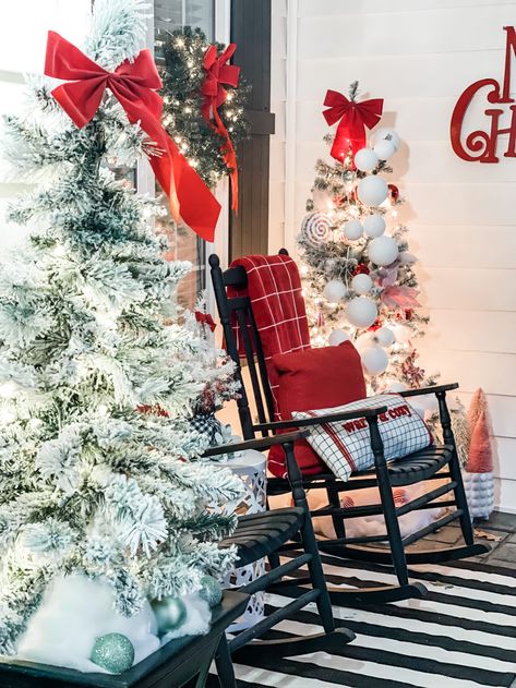 Christmas porch with nutcrackers Front Porch Nutcracker, Porch Nutcracker, Christmas Red And White, Red And White Christmas, Christmas Front Porch, Christmas Outdoor, Gumball Machine, Christmas Porch, Time Photo