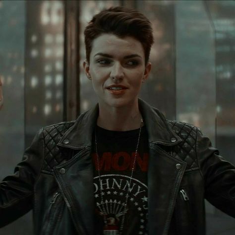 Ruby Rose Haircut, Ruby Rose Hair, Female Oc Ideas, Women Wallpaper, Kate Kane, Crimson Rose, Dark Y2k, Money Vintage, Stephen Amell Arrow