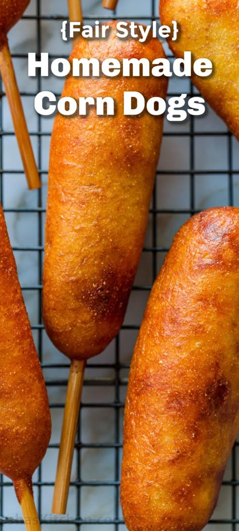 Soft Cornbread, Fair Corn Dogs, Corn Dogs Recipe, Homemade Corn Dogs, Homemade Corndogs, Corndog Recipe, Santa Clarita Diet, Sauce Spaghetti, Carnival Food