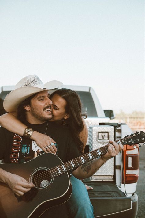 Easy To Love. Cowboy sitting on a tailgate singing to the love of his life, His cowgirl. Country Music Photoshoot, Music Duo Photoshoot, Tailgate Photoshoot, Marrying Your Best Friend, Musician Life, Western Couple, Music Photoshoot, Country Love Songs, Johnny And June