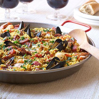 Nourishing, vibrant, and served without pretension, paella has held a place of honor and practicality in Spanish homes for centuries. If mussels aren't your favorite, you can easily substitute littleneck clams in their place--just be sure to thoroughly scrub the clams' shells in cold water before using. To round out the meal, choose a good Spanish red wine from the Rioja region, grab a crusty baguette, and serve with a light salad. Piaya Recipe, Traditional Spanish Paella Recipe, Traditional Paella, Paella Recept, Authentic Paella, Seafood Paella Recipe, Spanish Paella Recipe, Chorizo Paella, Spanish Homes