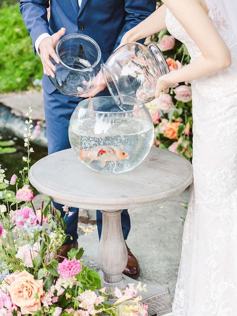 Sunflower And Fishing Wedding, Goldfish Centerpiece Wedding Live Fish, Fisherman Wedding Ideas, Koi Fish Wedding, Fish Wedding Theme, Fish Themed Wedding, Animal Wedding Theme, Koi Wedding, Fishing Wedding Ideas