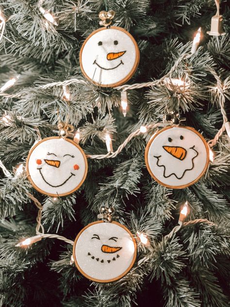 Mini Diy Christmas Ornaments, Embroidery For Christmas, Hand Embroidered Christmas Gifts, Embroidered Gifts Ideas Diy, Cool Embroidery Ideas Simple, Cute Christmas Embroidery, Diy Embroidered Ornaments, Christmas Embroidered Ornaments, How To Embroider Christmas Ornaments