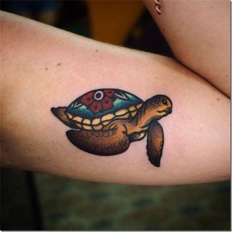 Big designs don’t surprise anyone anymore. This collection of small tattoos is the answer. Small is the new big! Love these Minimalist Turtle Tattoo Designs. American Traditional Turtle Tattoo, Traditional Turtle Tattoo, Minimalist Turtle Tattoo, Tattoos Turtle, Sea Turtle Tattoos, Bone Armor, Tortoise Tattoo, Tattoo Perna, Cute Foot Tattoos