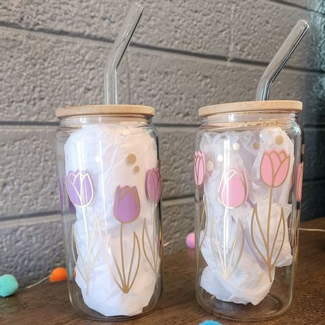 These are 16 oz libby beer can glass cups. They come with bamboo lids and glass straws. stems are made with gold vinyl, the variation you choose will be the flower color. Color changing colors are light pink to dark, light blue to dark and light green to dark. These are made with permanent vinyl and are handwash only.  Do not soak, do not microwave. Glass Can Cups Vinyl, Libby Cup Designs, Cricut Glass Cups, Vinyl Cup Ideas, Cricut Cup Ideas Vinyls, Glass Cups With Vinyl, Can Glass Cups, Cute Glass Cups, Glass Tumbler Design