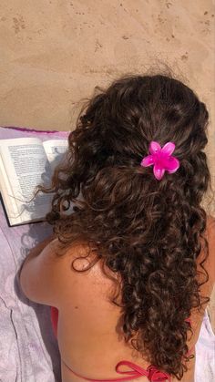 Curly Hair On Beach, Beach Pics Inspiration, Curly Hairstyles For Beach Vacation, Curly Hair Woman Aesthetic, Curly Hair Beach Pictures, Beach Hair Curly, Curly Hair Styles For Summer, Curly Hair Beach Aesthetic, Curly Hair Women Aesthetic