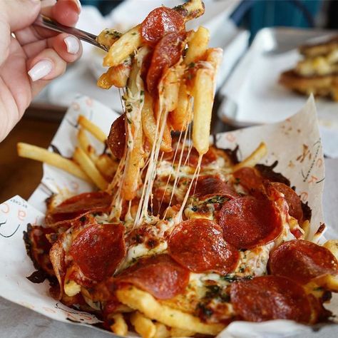 Fun With French Fries 🍟 on Instagram: “Who is having #FunWithFries 🍟: @ftlauderdalefoodies ・・・ Loaded fries, but make it PIZZA 🍕 . . Truffle pepperoni cheese pizza fries 🤤…” Fast Dessert Recipes, Pizza Fries, Loaded Fries, Easy Homemade Recipes, Mouth Watering Food, Breadsticks, Food Goals, Unhealthy Food, American Food