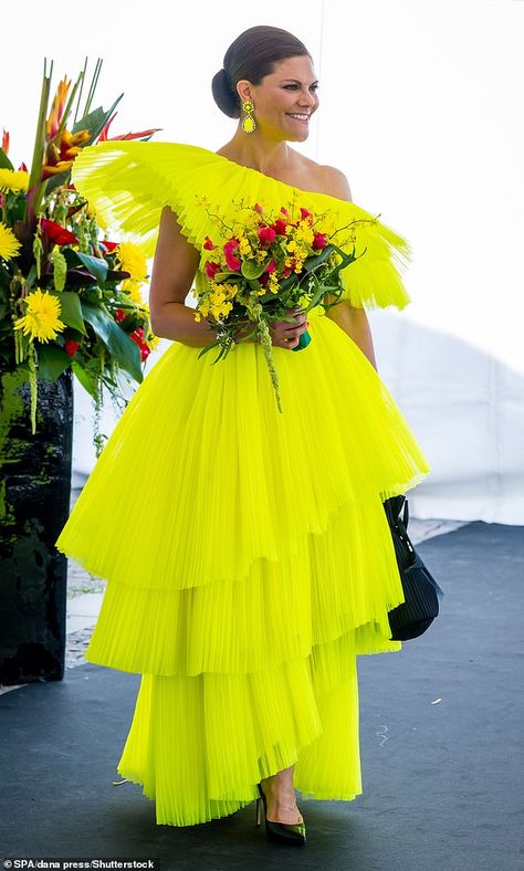 Neon Gown, Paper Costume, Kroonprinses Victoria, Bright Yellow Dress, Victoria Of Sweden, Princess Sofia Of Sweden, Swedish Royalty, Princess Fashion, Prince Carl Philip