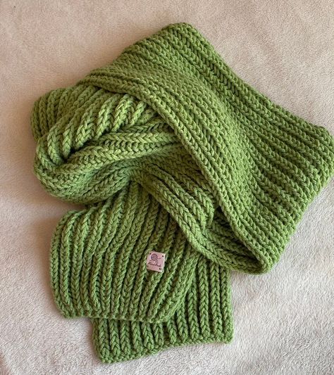 Green Knit Scarf, Green Crochet Scarf, Green Scarf Aesthetic, Green Knitted Scarf, Green Crochet Projects, Green Scarf Outfit, Knit Scarf Outfit, Crochet Winter Scarf, Cute Scarves