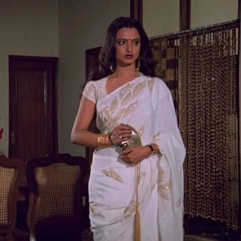 Retro Outfits 90s, Rekha Saree, Rekha Actress, Bollywood Retro, Chiffon Sarees, Indian Princess, 90s Bollywood, Bollywood Outfits, Indian Woman