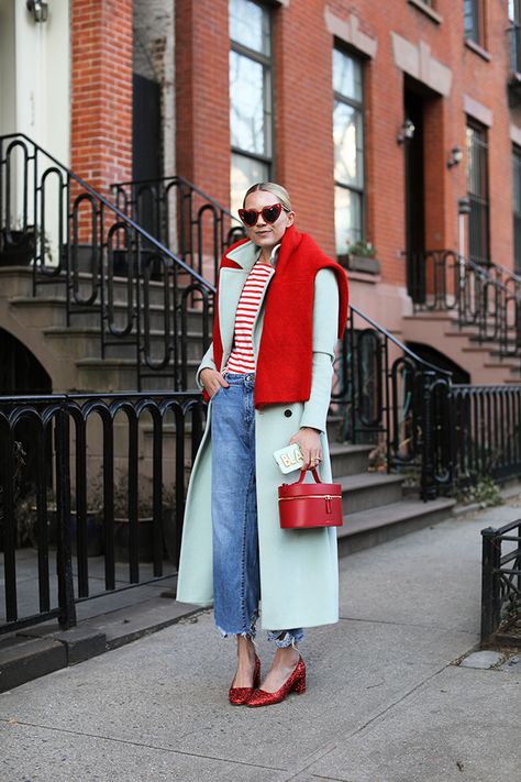 Casual striped tee and denim // A weekend look by Blair Eadie on Atlantic-Pacific // Click through for full outfit details Blair Eadie, Hijab Look, Atlantic Pacific, Outfits 2016, Blue Coat, Outfits 2017, Looks Street Style, Autumn Outfits, Looks Black