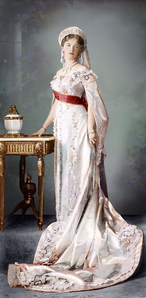 The Romanovs: Grand Duchess Olga Nikolaevna (1895 – 1918) of Russia in her court dress Olga Nikolaevna, Olga Romanov, Alexei Romanov, Romanov Sisters, Anastasia Romanov, Grand Duchess Olga, Alexandra Feodorovna, Romanov Dynasty, Court Dresses