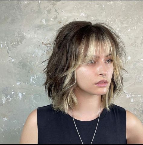 Brunette Balayage Hair Bob Straight, Hot Goth Hairstyles, Haircut Ideas Collar Bone Length, Shag Short Hair With Bangs, Money Piece With Short Hair, Shaggy Above Shoulder Hair, Edgy Womens Hair, Short Hair Bangs Heart Face, Wash And Go Short Hairstyles For Women