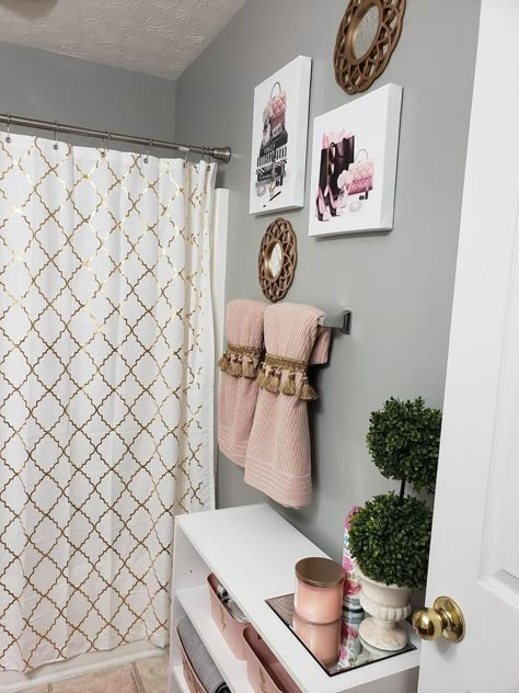 Bathroom Girly Decor Ideas, Small Glam Bathrooms, Small Glam Bathroom Decor Ideas, Bathroom Ideas Girly, Apartment Bathroom Decor Ideas Glam, Pink And Gold Bathroom Ideas, Bathroom Ideas Dorm, Apartment Decorating Baddie, Rose Gold Bathroom Decor