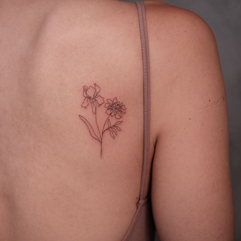 𝖀𝖓𝖔 은우 on Instagram: “Oneline Bouquet with Iris and Marigold flower 💐 one-line art by @onelineartbyuno Done at @atelier.eva Please email: uno@ateliereva.com…” Marigold And Iris Tattoo, Iris Back Tattoo, Dainty Marigold Tattoo, Dainty Bouquet Tattoo, Dainty Rib Tattoos, Flower Tattoo Ribs, Tiny Tattoo Placement, Ink Aesthetic, Lil Tattoos