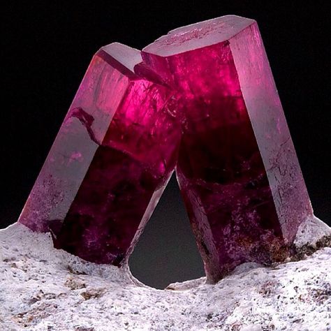 Smooching Beryl twin.  Photo By Benjamin DeCamp     An extremely rare gemstone that receives its red color from trace amounts of manganes... Gemstone Mining, Black Pinterest, Red Beryl, Minerals Crystals Rocks, Crystal Guide, Pretty Rocks, Winter Boho, Summer Street, Beautiful Rocks