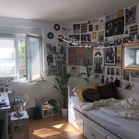 teg: room aesthetic bedroom Grunge Bedroom, Classy Rooms, Signs Decor, Retro Bedrooms, Wallpaper Retro, Retro Room, Grunge Room, Indie Room, Redecorate Bedroom