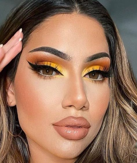 Yellow Wedding Makeup Look, Yellow Eye Shadow Looks, Mustard Eye Makeup, Sunflower Inspired Makeup, Lemon Makeup Looks, Yellow Eyeshadow Looks Black Women, Yellow Make Up, Sunflower Eyeshadow, Yellow Smokey Eye