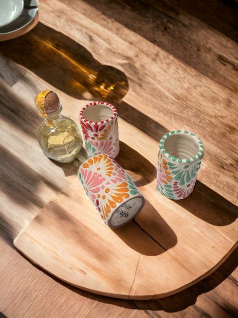 Échame de’sa agüita que ataranta la garganta ¡La taza tequilera! Mexican Tequila Drinks, Cool Drink Glasses, Ceramic Margarita Glasses, Aesthetic Shot Glasses, Mexican Pottery Painting, Shot Glasses Aesthetic, Ceramic Shot Glasses Handmade, Mexican Shot Glasses, Pottery Shot Glasses