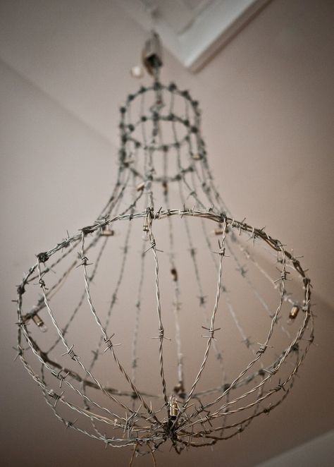 Kattokruunu Diy, Barb Wire Crafts, Wire Lampshade, Barbed Wire Art, Wire Chandelier, Wire Creations, Art Fil, Repurposed Art, Diy Lampe