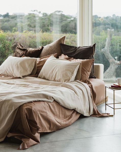 Brown Bed Sheets Ideas, Brown Sheets Bedroom, Warm Brown Bedding, Brown Bed Cover, Brown Bedsheets Aesthetic, Brown Bed Sheets Aesthetic, Corduroy Bedding, Mocha Bedroom, Brown Bed Sheets