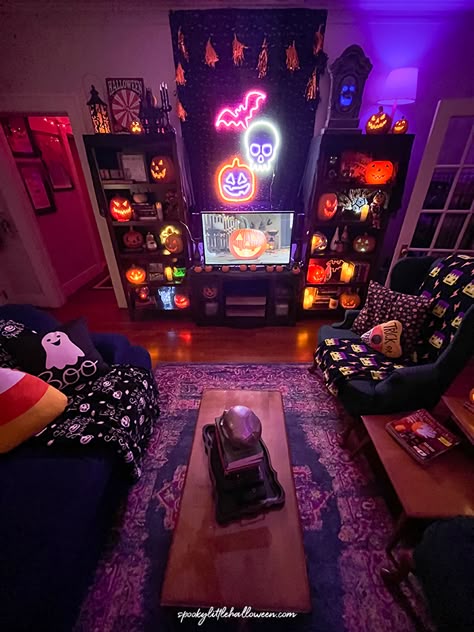 13 Ways to Celebrate Halloween That Cost Nothing - Spooky Little Halloween Early 2000s Halloween Decor, Witch Room Aesthetic, October Core, Cluttercore Aesthetic, Witchy Halloween Decor, Whimsy Halloween, Scary Aesthetic, Horror Home Decor, Fall Core