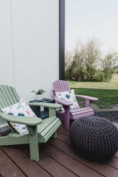 Have a garden just waiting for that special touch...or a deck in need of a rescue? Here we bring you several cool ideas on how to improve your outdoor corner for the most fun season of the year! Painted Adirondack Chairs, Chairs For Kids, Adirondack Chairs Diy, Brick Room, Vintage Metal Desk, Raised Planter Boxes, Vertical Herb Garden, Fabulous Diy, Raised Planter