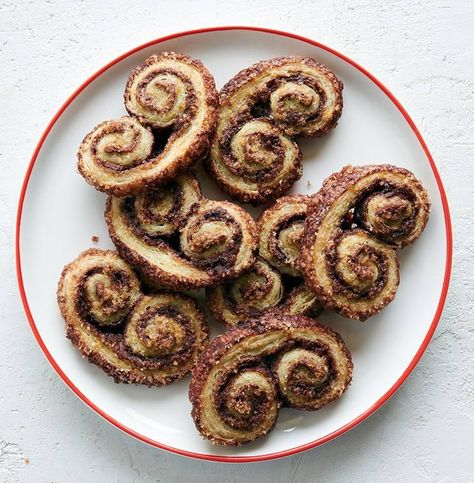 Nutella Palmiers, Chocolate Palmiers, Palmiers Recipe, Chocolate Puff, French Cookies, Magic Dragon, Holiday Sweets, Party 2023, Christmas Foods