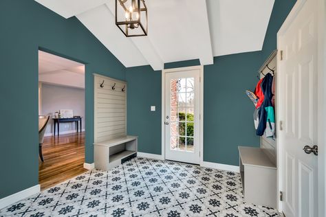 Looking for paint color ideas that will give your home that warm and cozy feeling? For Fall 2019, Benjamin Moore Olympus Green 679, is a great choice to bring it all together! #benjaminmoorepaints #interiorpainting #premiumpaint #diypaintproject #paintcolor #paintgreen #choosingpaintcolors #benjaminmoorepaint #paintcolortrend2019 #diybenjaminmoore #olympusgreen #bm679 #benjaminmoore679 #benjaminmooregreen #2019painttrends #greenwalls #homepaint #interiorexterior #fixerupperdiy #joannapaint Benjamin Moore Olympus Green, Olympus Green Benjamin Moore, Color For House, House Painting Ideas, Green Benjamin Moore, Garage Redo, Bold Living Room, Teal Living Rooms, Red Dining Room