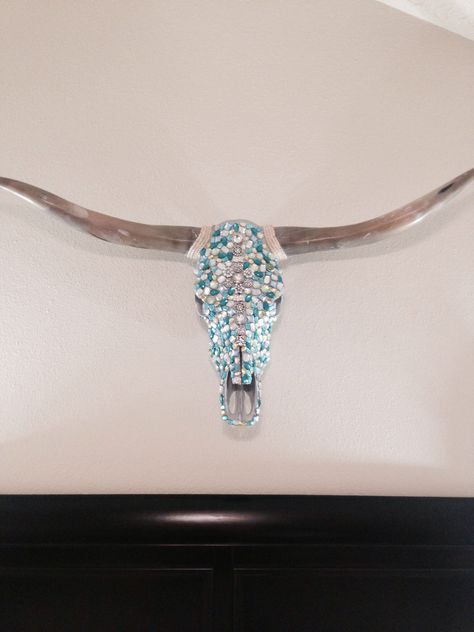 Bedazzled longhorn skull. Longhorn Skull Art, Painted Cow Skulls, Cow Skull Decor, Cow Skull Art, Longhorn Skull, Steer Skull, Bull Horns, Deer Skulls, Skull Decor