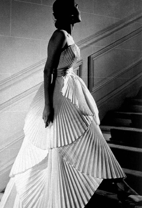 Dior Dior 1950, Dress Wallpaper, Fashion 1970s, Dior Dress, Dior Haute Couture, Vintage Gowns, Vintage Couture, Dior Couture, Vintage Vogue