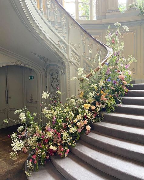 @jamjar_flowers shared a photo on Instagram: “July wedding and our favourite staircase. All the flowers were grown by the mother of the bride and it was everybody’s dream wedding. Ours…” • Mar 12, 2022 at 1:26pm UTC Secret Garden Wedding Flowers, Aesme Studio, Staircase Flowers, Wild Floral Arrangements, Wedding Stairs, Wedding Staircase, Flowers London, Wedding Reception Flowers, Wedding Backdrop Design