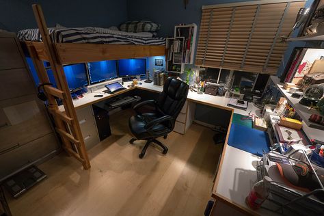 Loft Workspace, Nerd Room, House Loft, Desk Inspiration, Bedroom Setup, Computer Room, Gaming Room Setup, Game Room Design, Room Pictures