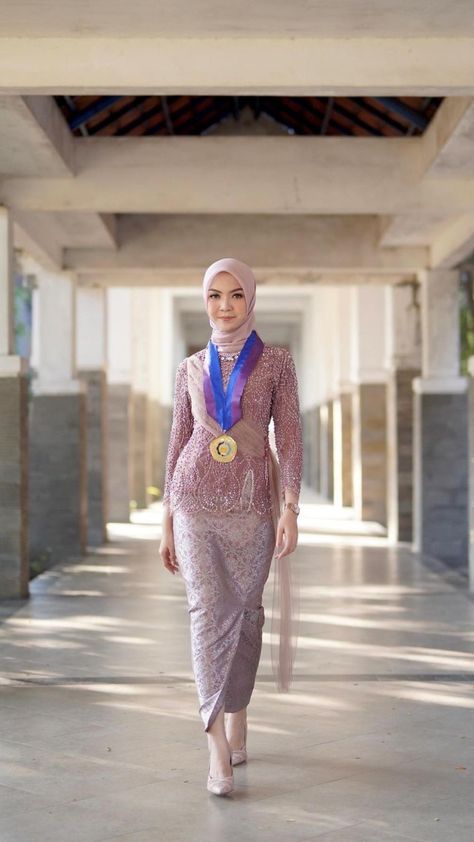 Graduation Kebaya Hijab, Graduation Dress Hijab, Kebaya Wisuda Hijab, Model Kebaya Wisuda, Hijab Graduation, Kebaya Songket, Kebaya Simple, Graduation Inspiration, Pink Hijab