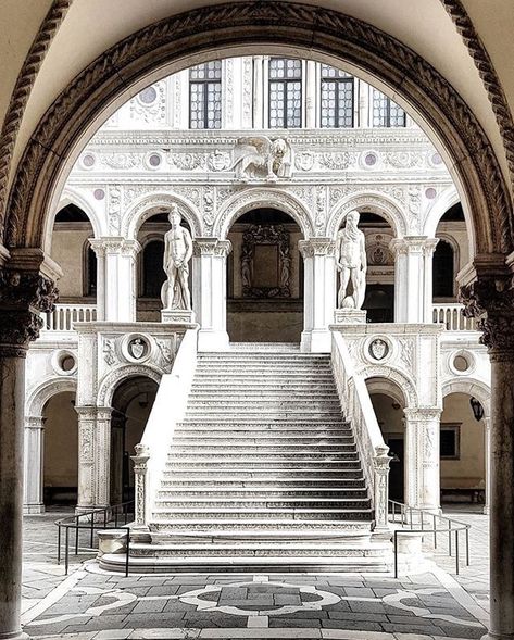 Doges Palace, Neoclassical Architecture, European Architecture, Amazing Travel Destinations, Brick And Stone, Fantasy Inspiration, Beautiful Buildings, Pictures To Paint, Architecture Details