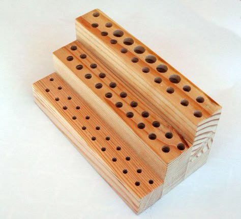 Rangement Art, Solid Wood Design, Studio Storage, Paint Brush Holders, Art Studio Organization, Art Studio Ideas, Studio Organization, Art Storage, Craft Room Storage