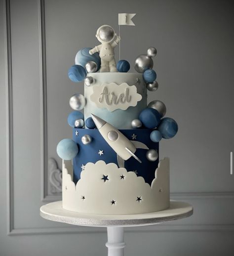 Two The Moon Birthday Party Boy, Baby Boy Birthday Themes, Cake Designs For Boy, Boys First Birthday Cake, Baby First Birthday Themes, Galaxy Cake, Baby First Birthday Cake, Baby Birthday Decorations, Astronaut Birthday