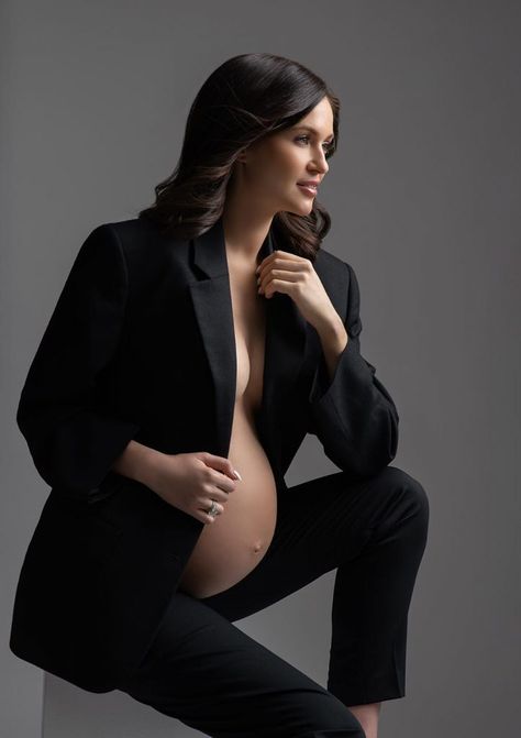 Business Suit Maternity Shoot, Suit Maternity Shoot, Blazer Maternity Photoshoot, Maternity Photography Nyc, Elegant Maternity Photos, Lifestyle Maternity Photography, Maternity Shoot Outfit, Studio Maternity Shoot, Maternity Studio Photoshoot