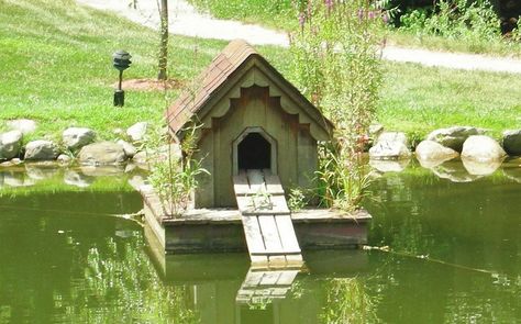 24 Duck Houses Made Me Jealous Of Ducks, But They Are So Cute Gate Inspiration, Duck House Plans, Duck Houses, Duck Island, Goose House, Backyard Ducks, Duck Coop, Farm Plans, Homestead Farm