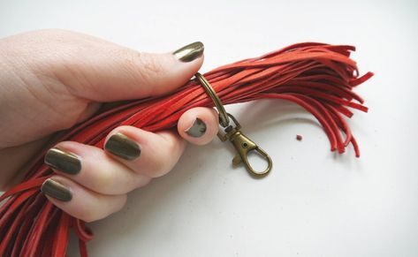 Diy Leather Goods, Tassel Keychain Diy, Diy Leather Tassel, Diy Bag Charm, Purse Charms Diy, Suede Earrings, Leather Fringe Purse, How To Make Leather, Leather Tassel Keychain